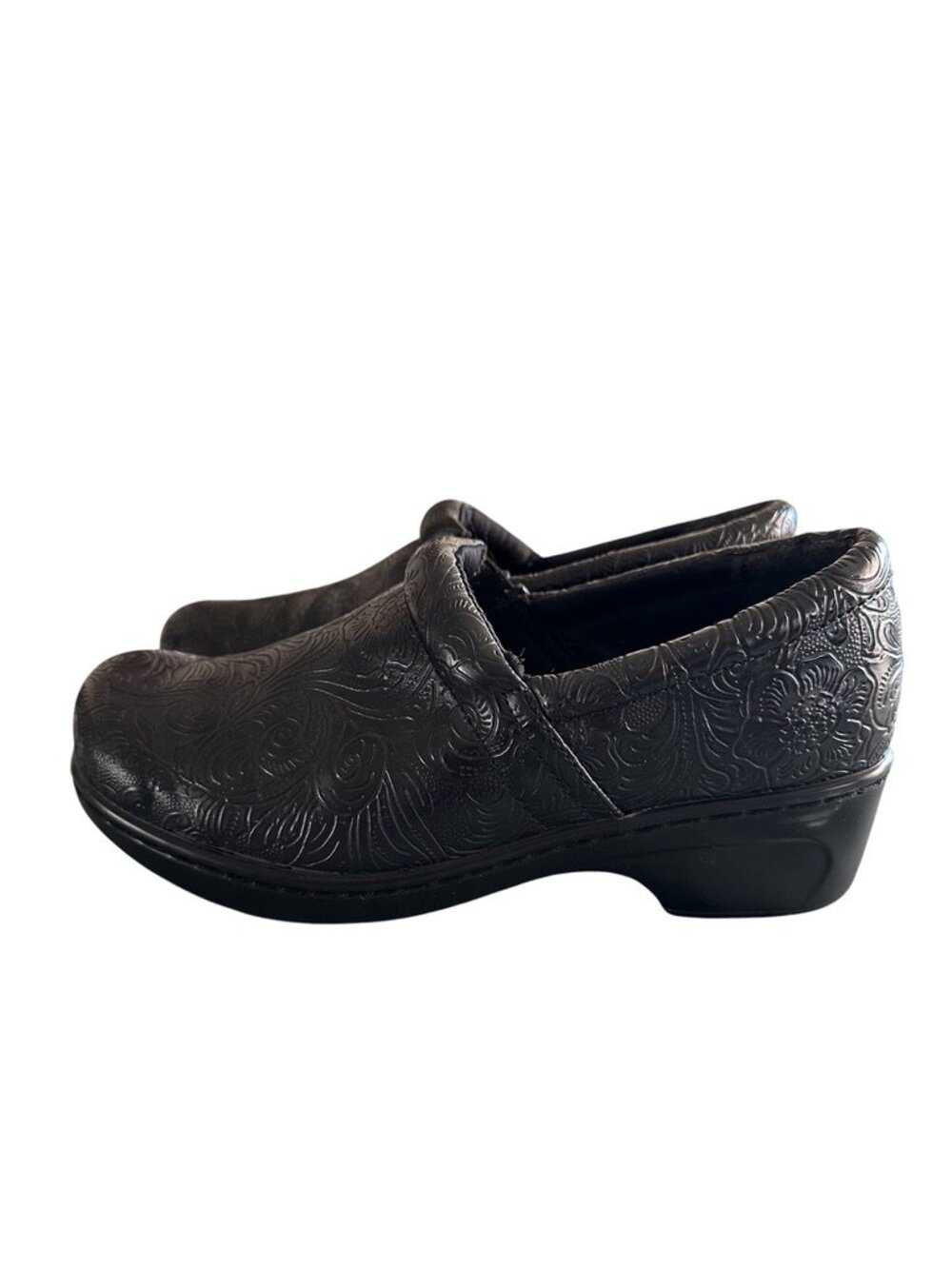 Yuu Bethanee Black Tooled Embossed Floral Slip On Comfort Clogs Shoes Women 8M